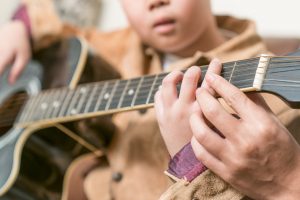 599239-kid-on-guitar-music