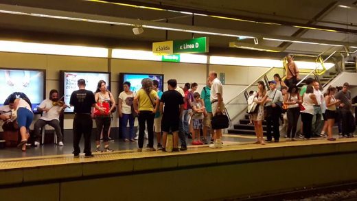 Cantante callejera entona canciones judeo-israelíes en el subterráneo de Buenos Aires