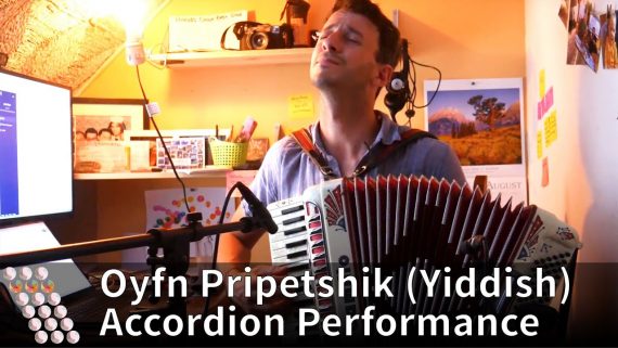 Oyfn Pripetchik – Accordion Performance