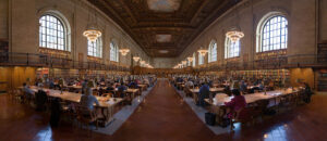 Panoramic view of the interior of the New York Public Library reading room. Photo: Diliff, CC BY-SA 3.0, via Wikimedia Commons.