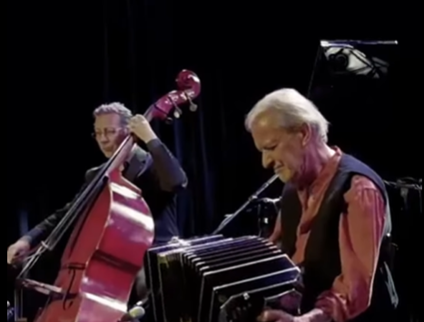 Entre 1880 y 1930, miles de judíos llegaron a Argentina escapando de los pogroms europeos. En los barrios de Buenos Aires, el yiddish se fundió con el bandoneón