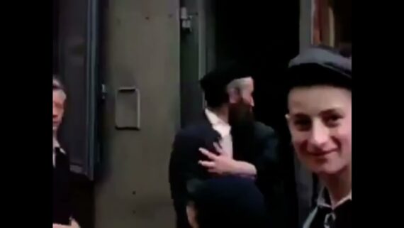 “Vu iz dus gesele?” – “Where is the street?” performed by Jay Black & The Americans